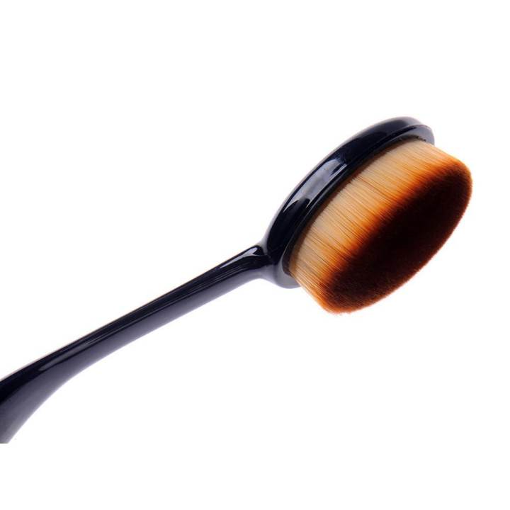 OVAL BLENDING MAKEUP BRUSH